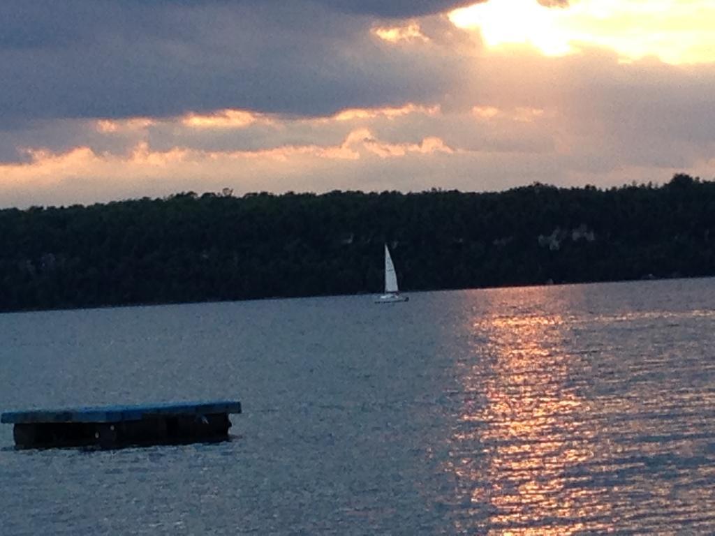 N' This On The Bay -Vacation Suite Wiarton Exterior foto